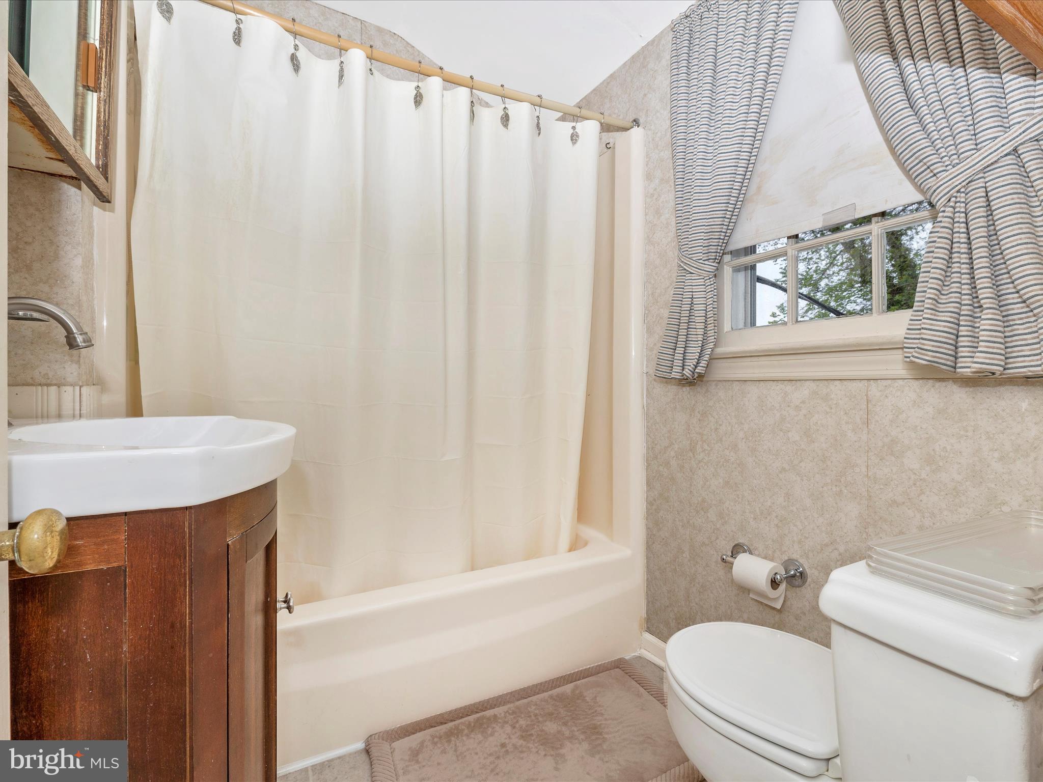 307 Magnolia Avenue Frederick, MD 21701 - Photo 23 of 45 Bathroom 2