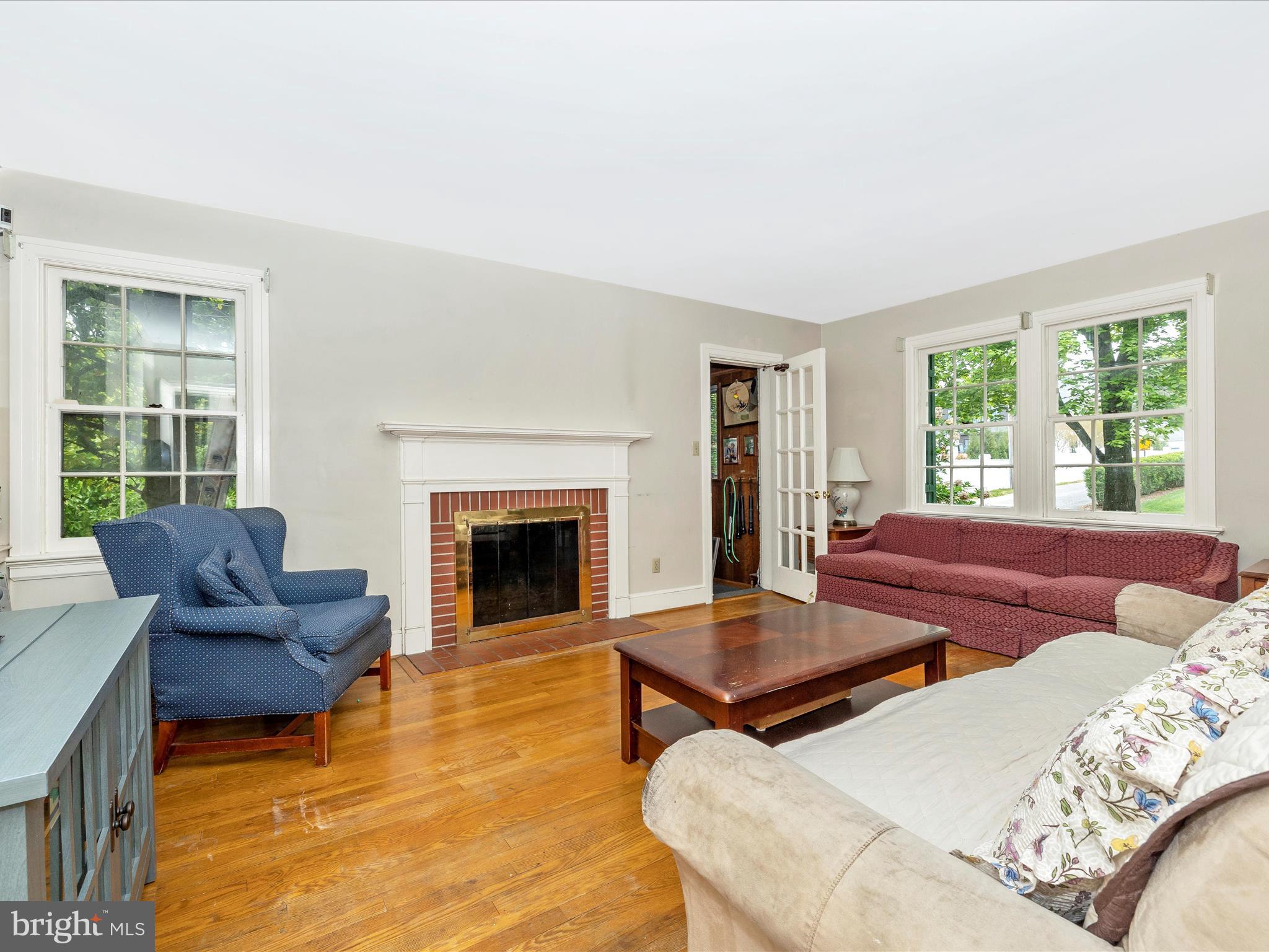 307 Magnolia Avenue Frederick, MD 21701 - Photo 6 of 45 Living Room