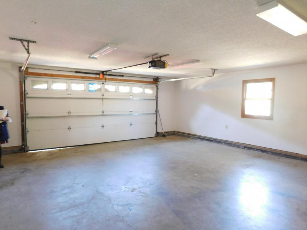 264 Island Road Kingsport, TN 37664 - Photo 13 of 36 Huge 2car garage