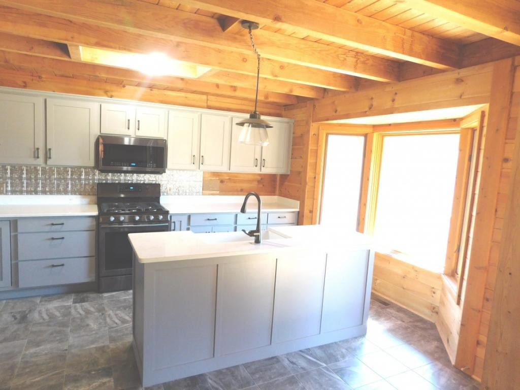 264 Island Road Kingsport, TN 37664 - Photo 19 of 36 Sunny spacious kitchen