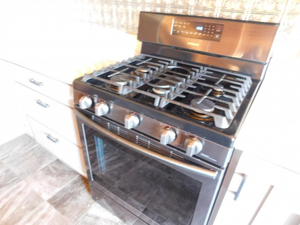 264 Island Road Kingsport, TN 37664 - Photo 22 of 36 Nice gas stove