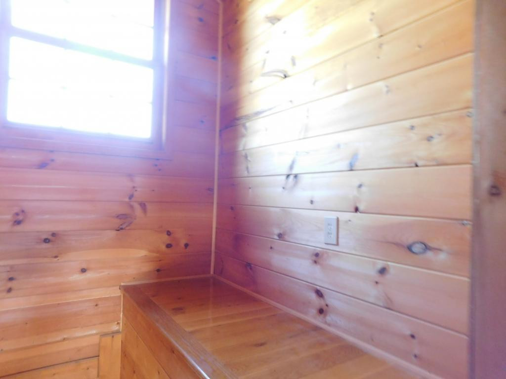 264 Island Road Kingsport, TN 37664 - Photo 24 of 36 Entry with space to decorate