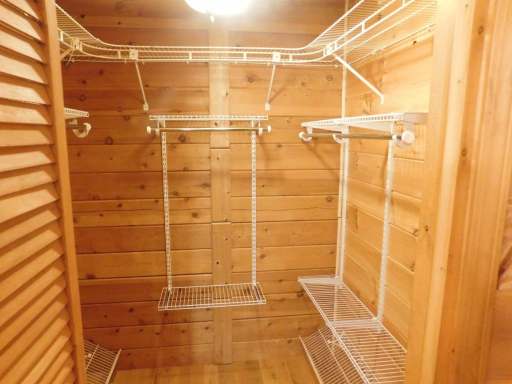 264 Island Road Kingsport, TN 37664 - Photo 26 of 36 Master closet