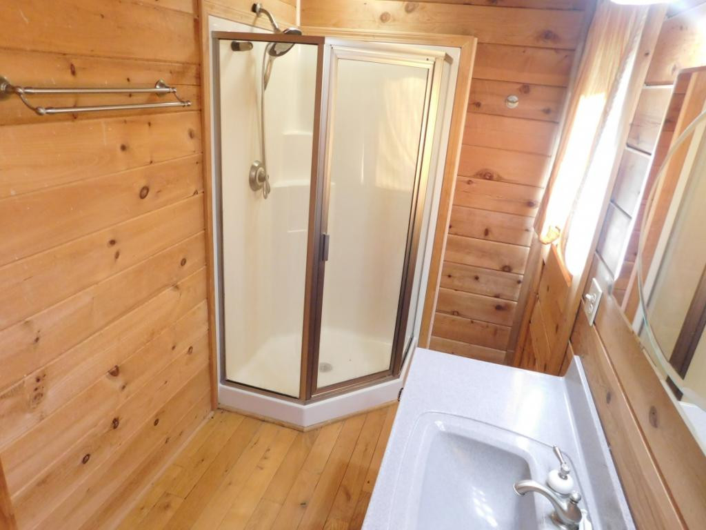 264 Island Road Kingsport, TN 37664 - Photo 27 of 36 Master bath