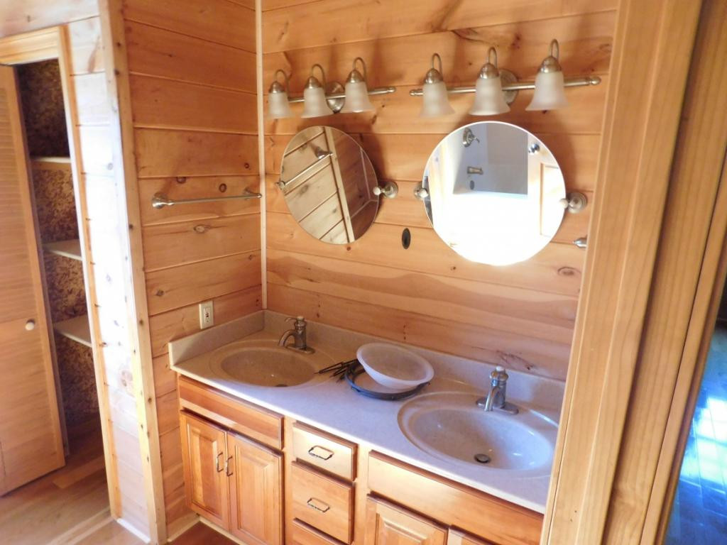 264 Island Road Kingsport, TN 37664 - Photo 33 of 36 Upstairs bathroom