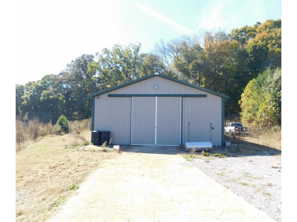 264 Island Road Kingsport, TN 37664 - Photo 34 of 36 32x56 fourstall horse barn