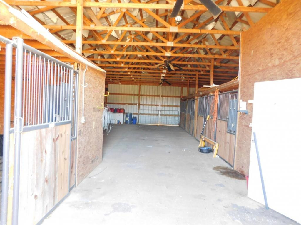 264 Island Road Kingsport, TN 37664 - Photo 36 of 36 Neat large horse barn