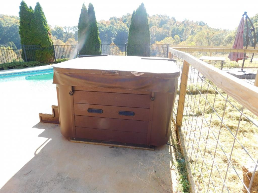 264 Island Road Kingsport, TN 37664 - Photo 6 of 36 Hot tub