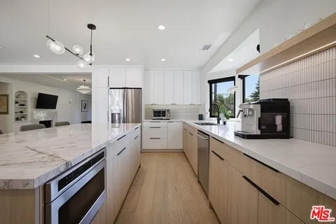 $2,345,000 | 11357 Aqua Vista Street, Studio City, CA 91602