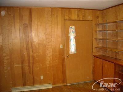 1046 South Graham Road Flint, MI 48532 - Photo 16 of 24 20165929-15.JPG