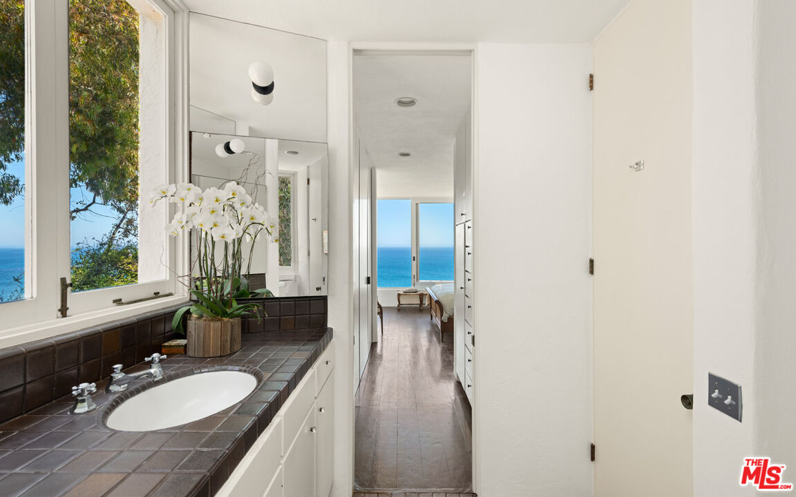 29122 Cliffside Drive Malibu, CA 90265 - Photo 32 of 48