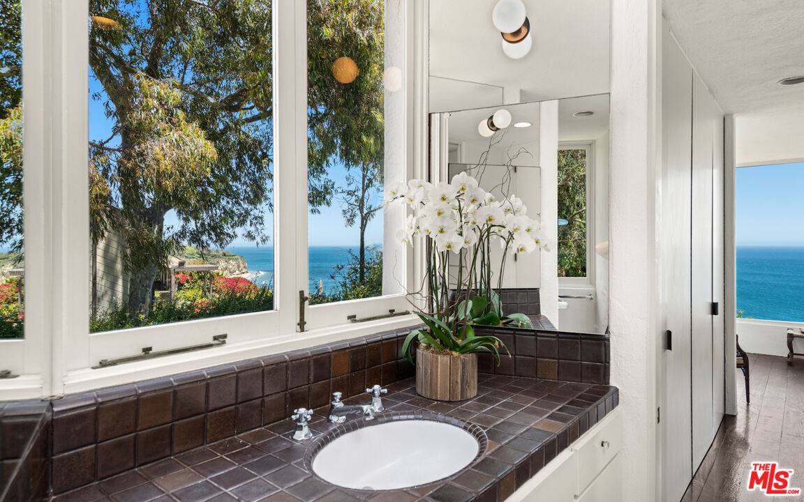 29122 Cliffside Drive Malibu, CA 90265 - Photo 33 of 48