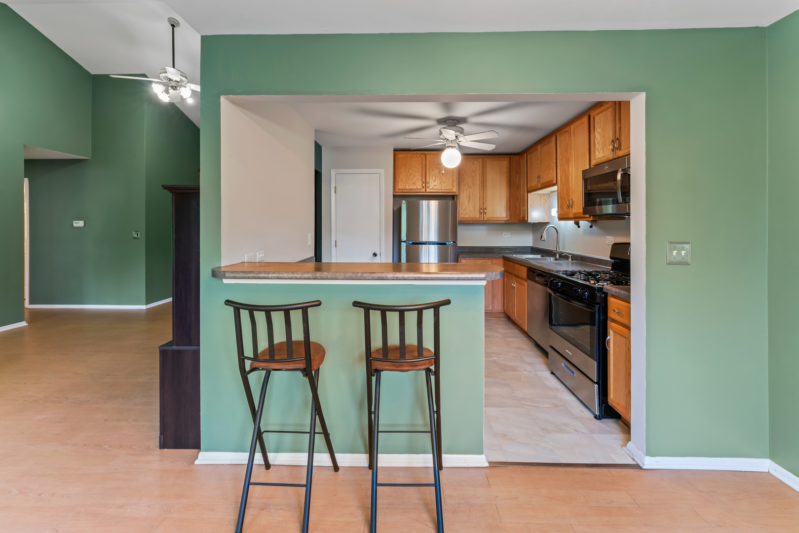 601 Hanover Court, Unit Z2 Schaumburg, IL 60194 - Photo 8 of 22 a kitchen with stainless steel appliances granite countertop a table and chairs in it