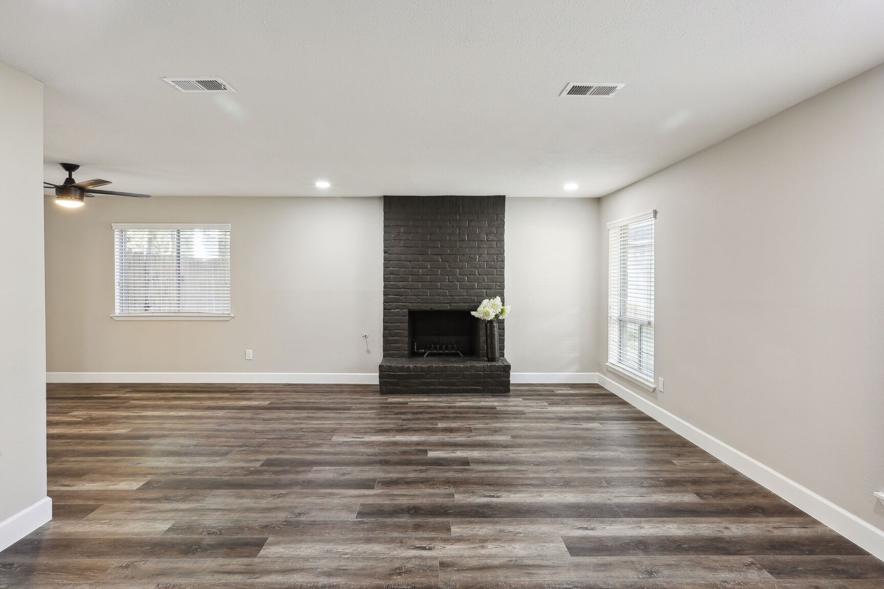 68 Yewleaf Road Spring, TX 77381 - Photo 5 of 25 Living room