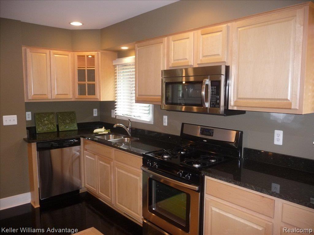 336 South Adams Road Birmingham, MI 48009 - Photo 4 of 20 P1020667