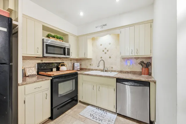 $165,000 | 20224 South Frankfort Square Road, Unit G, Frankfort, IL 60423