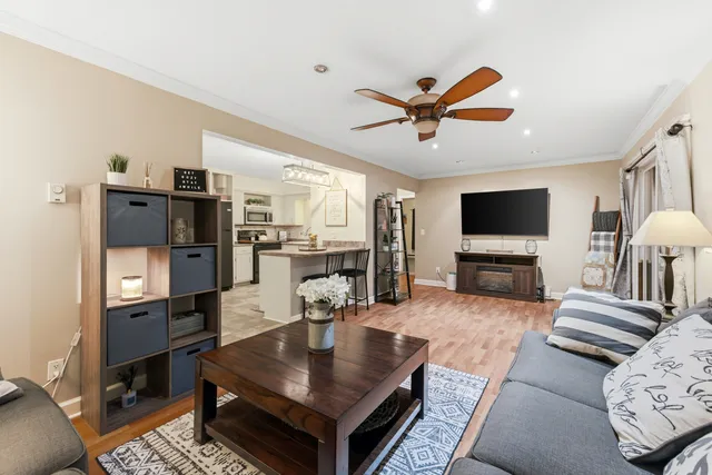 $165,000 | 20224 South Frankfort Square Road, Unit G, Frankfort, IL 60423