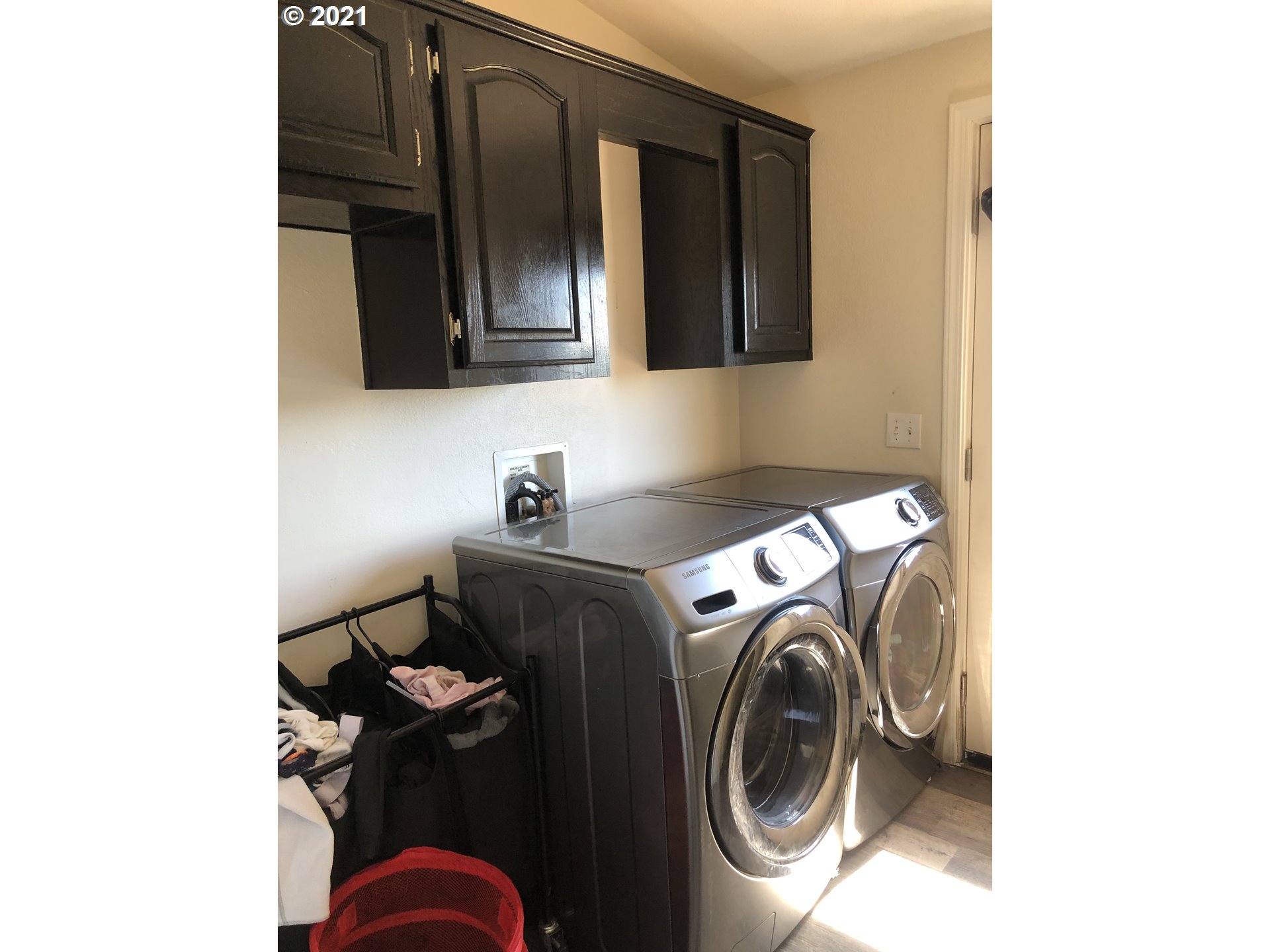 8245 Burbank Road Tillamook, OR 97141 - Photo 5 of 28 a utility room with dryer and washer