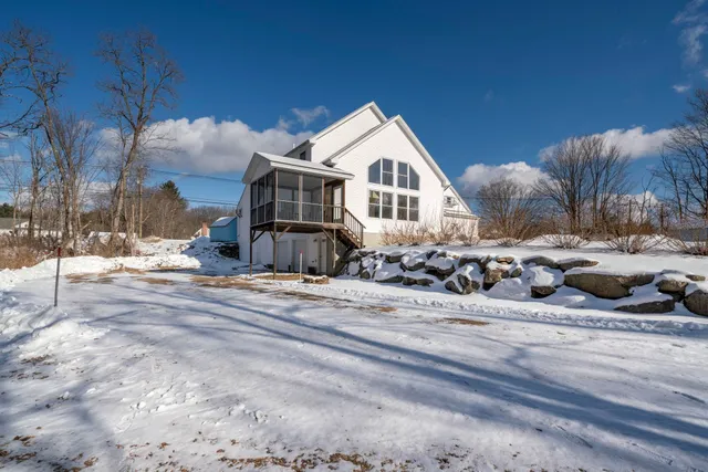 $490,000 | 733 South Stark Highway, Weare, NH 03281