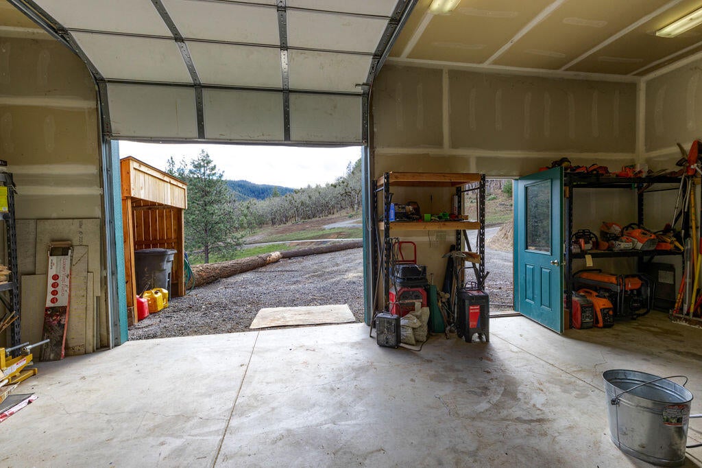 4766 Andrews Road Medford, OR 97501 - Photo 69 of 71 10x12 rollup doors