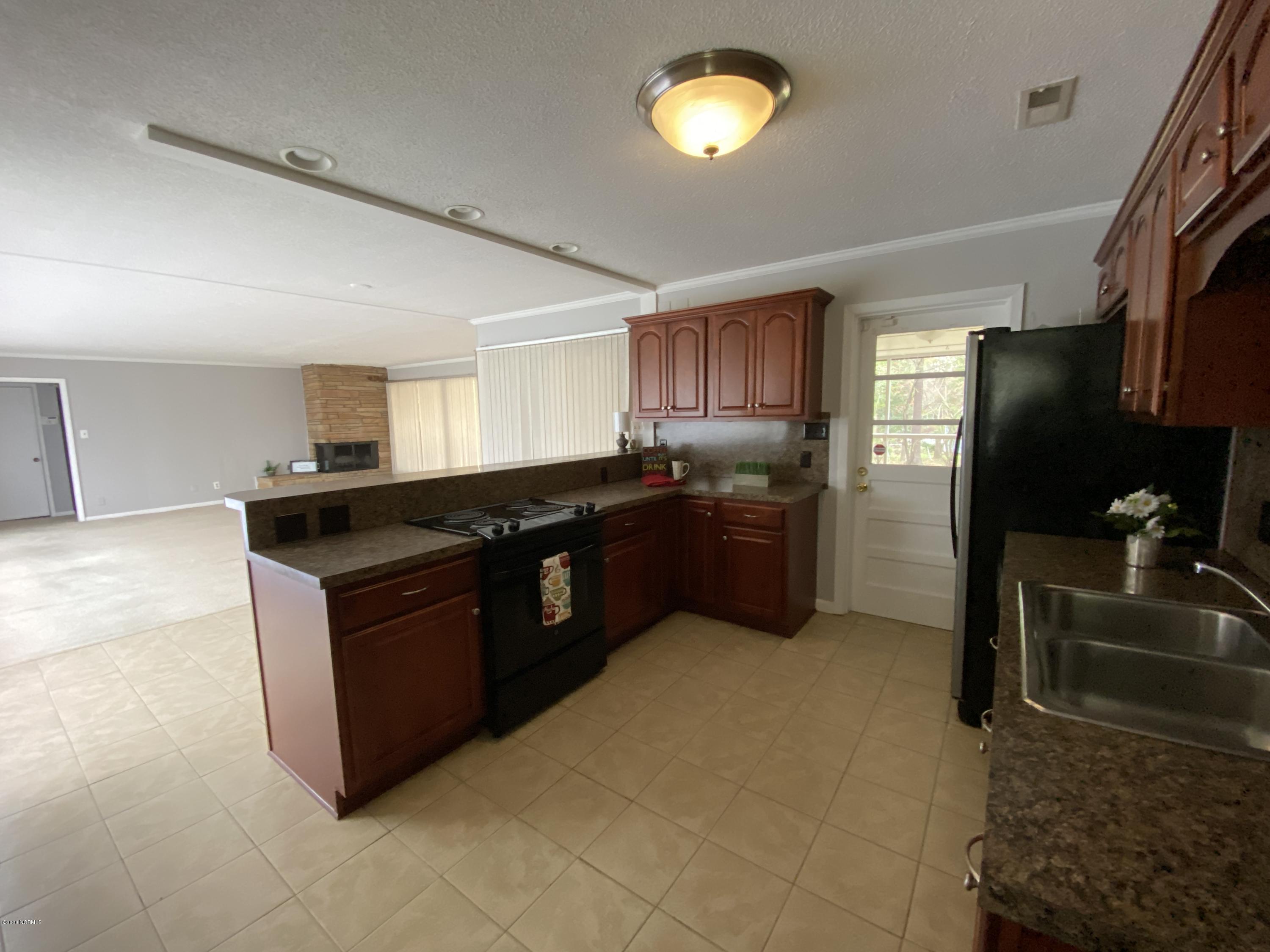 2324 Country Club Road Jacksonville, NC 28546 - Photo 20 of 70 KitchenC