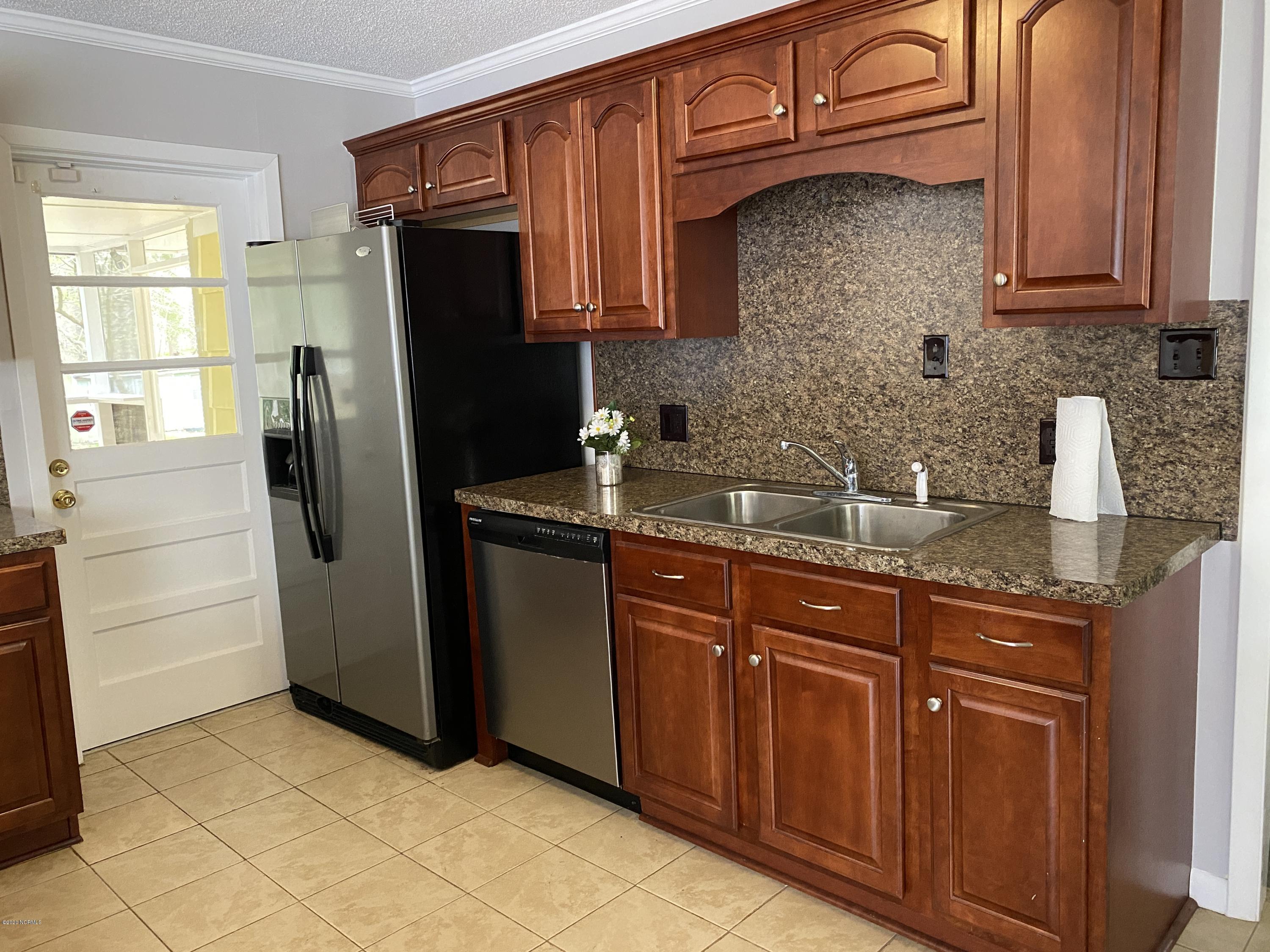 2324 Country Club Road Jacksonville, NC 28546 - Photo 22 of 70 KitchenE