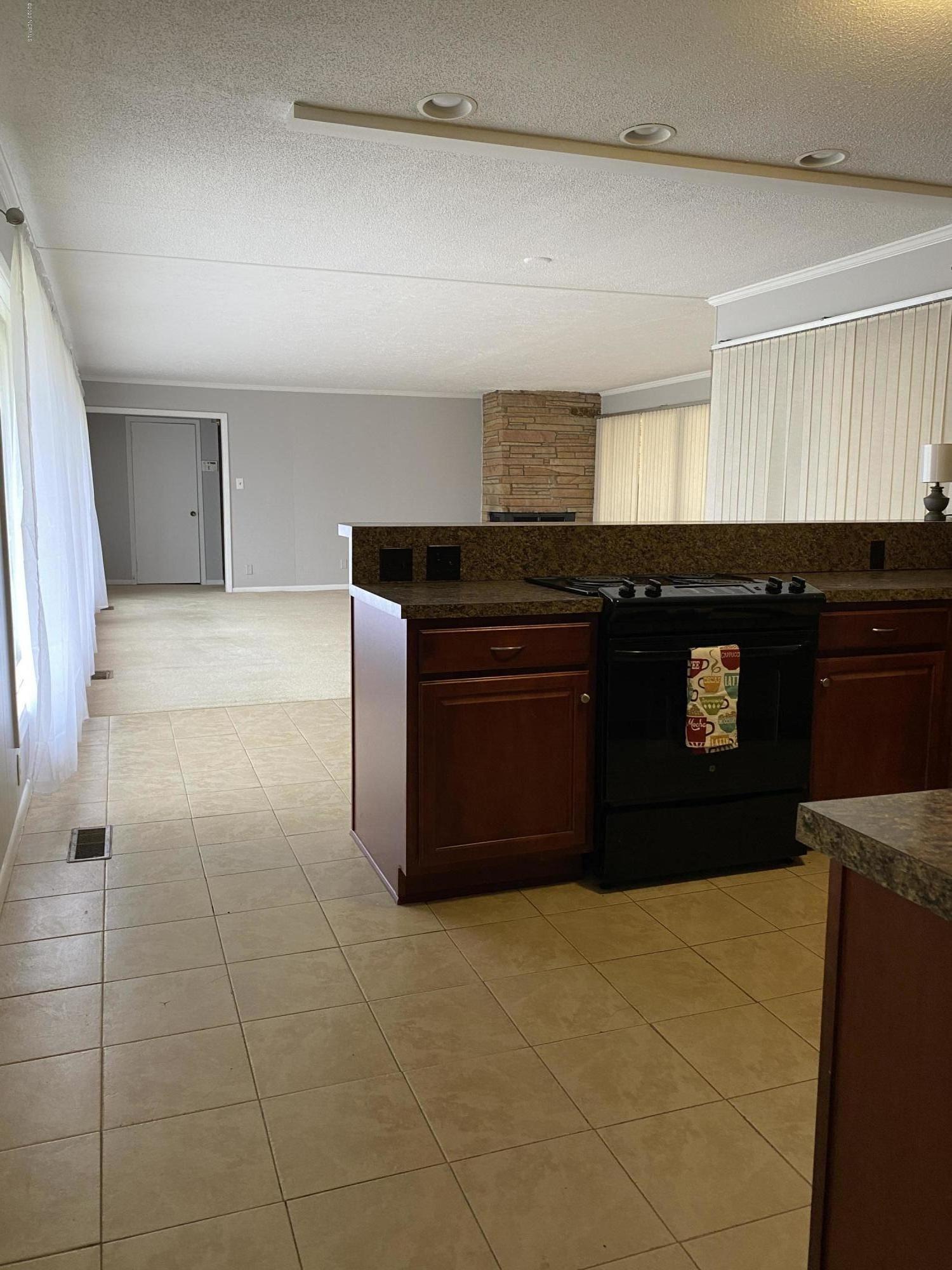 2324 Country Club Road Jacksonville, NC 28546 - Photo 23 of 70 KitchenLivA