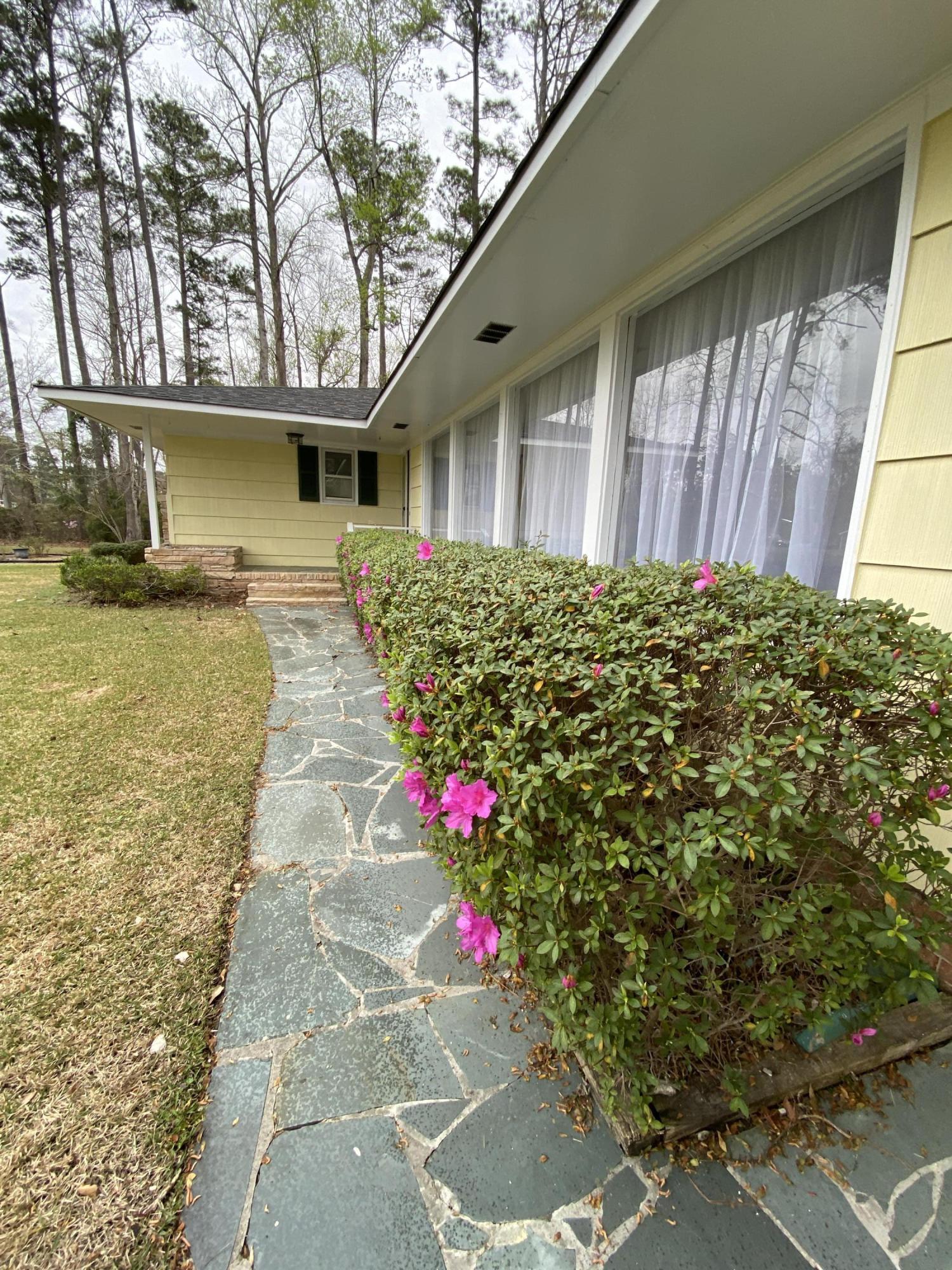 2324 Country Club Road Jacksonville, NC 28546 - Photo 8 of 70 FrontYardA