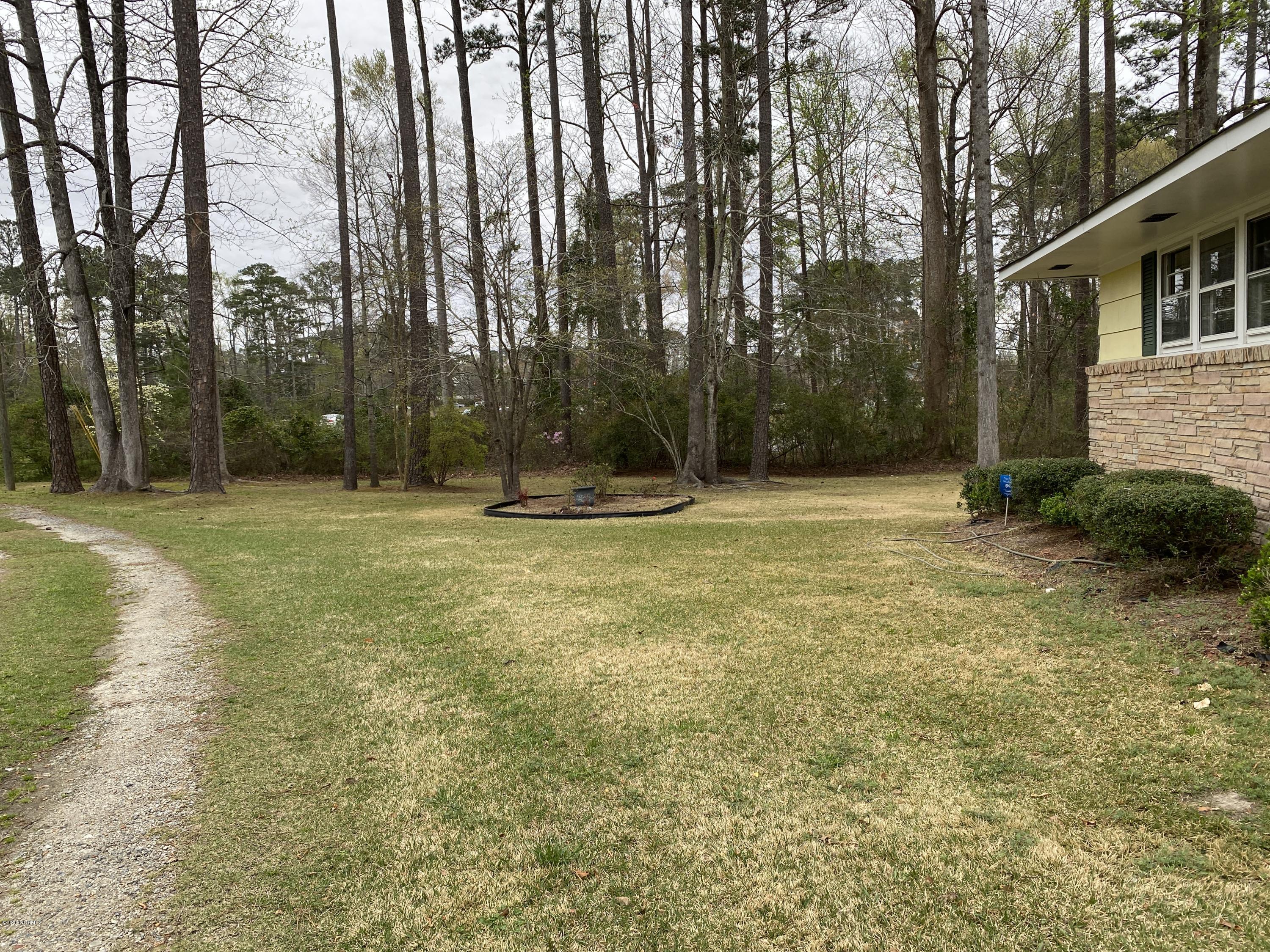 2324 Country Club Road Jacksonville, NC 28546 - Photo 9 of 70 FrontYardSide