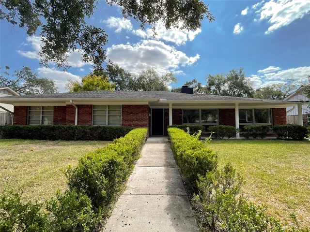 a view of a yard in front of house