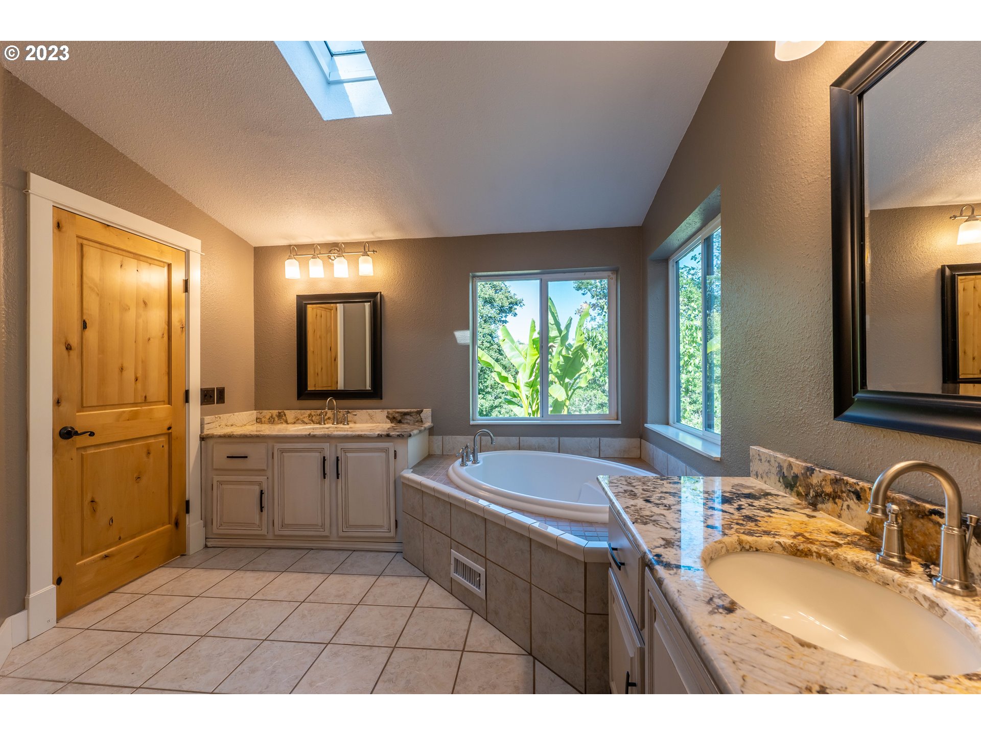 6400 Garden Valley Road Roseburg, OR 97471 - Photo 23 of 45 Owner's Suite Bathroom