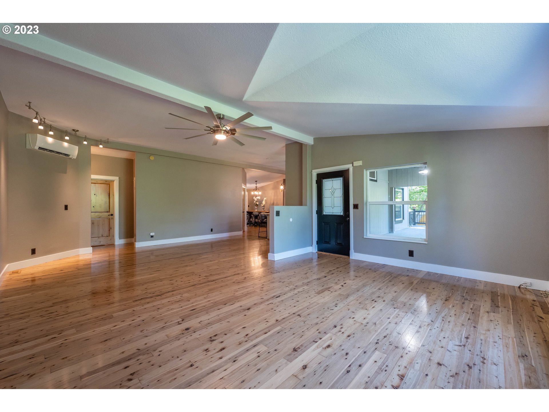 6400 Garden Valley Road Roseburg, OR 97471 - Photo 8 of 45 Living Room/Entrance