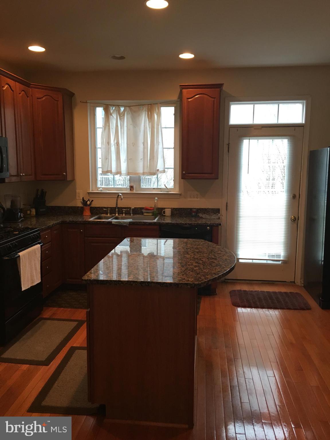 24999 Riding Center Drive Chantilly, VA 20152 - Photo 19 of 20 Kitchen