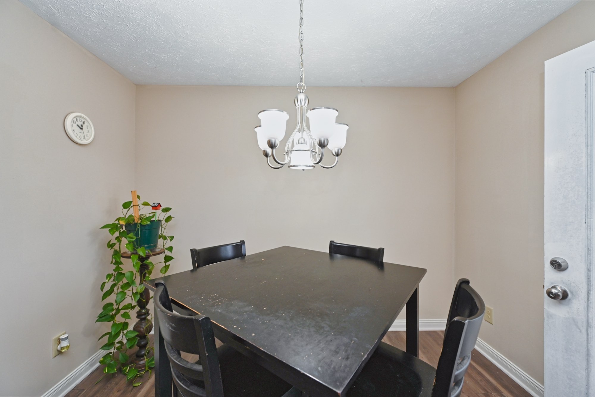 134 T G T Road Portland, TN 37148 - Photo 13 of 27 a table with a vase and flowers on it