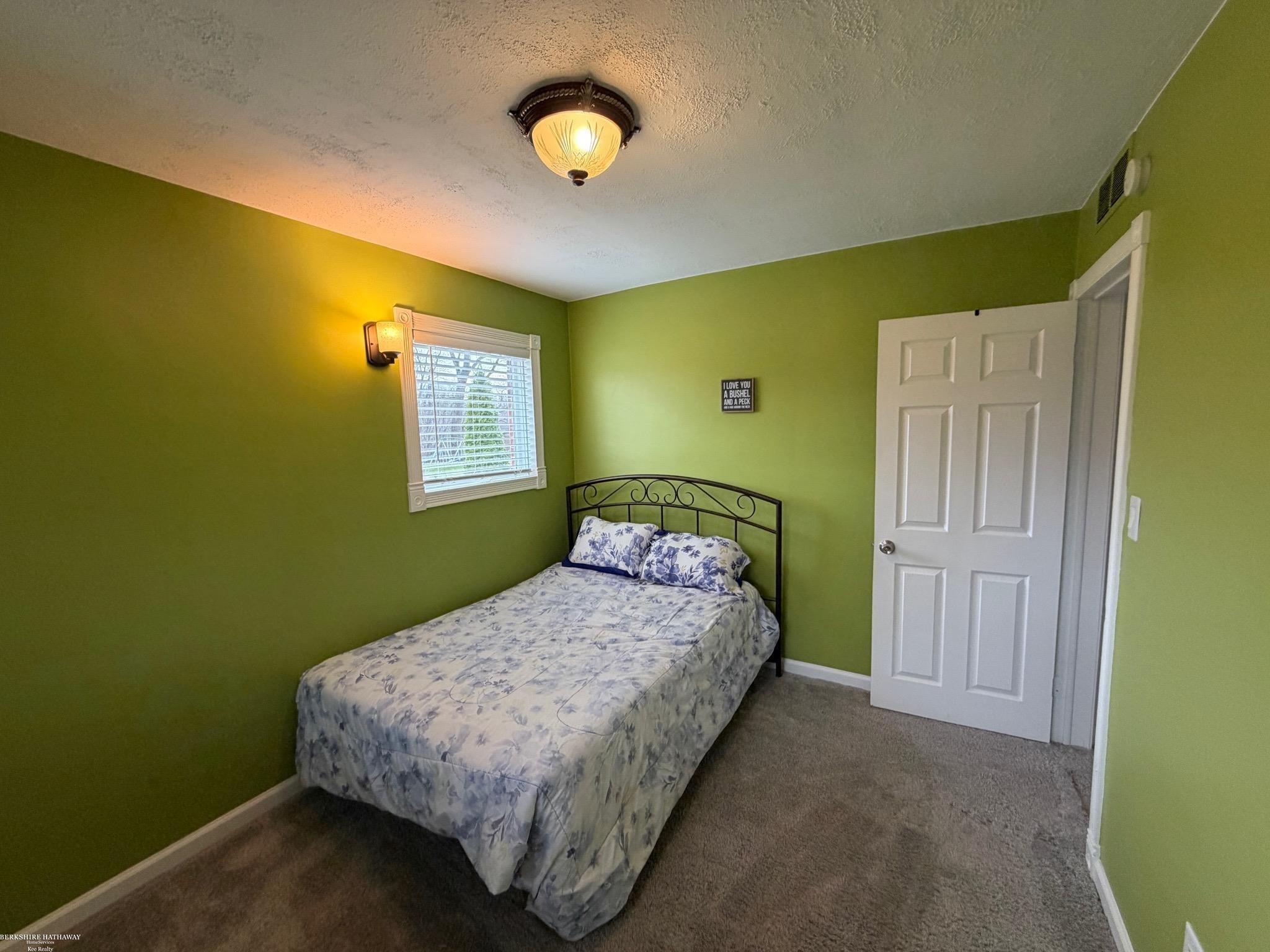 28357 New Castle Road Farmington, MI 48331 - Photo 37 of 46 50203049-2a025c25-2e18-4e48-a1e7-381d15c3e476.JPG