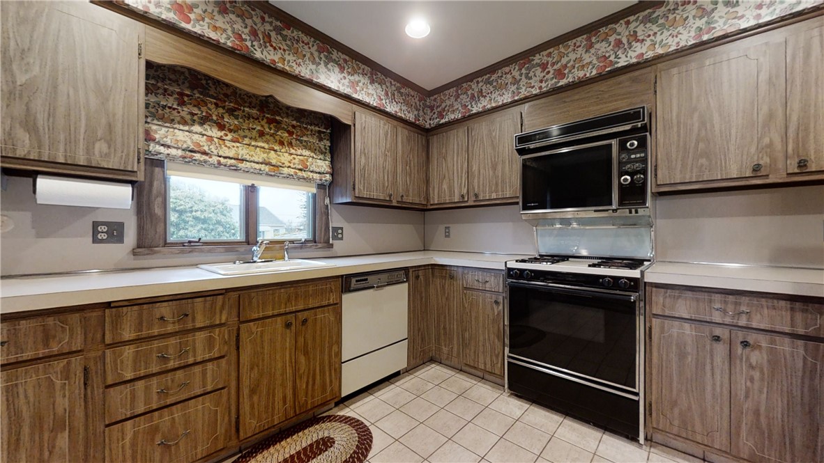11 Neutaconkanut Road Johnston, RI 02919 - Photo 20 of 37