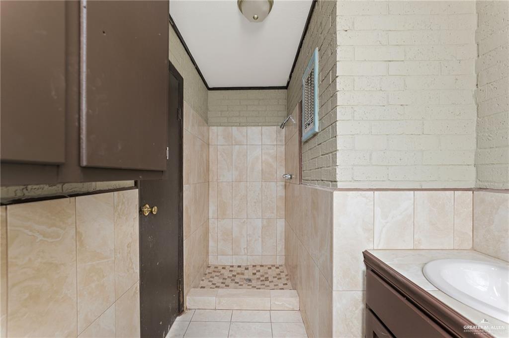307 South Cox Street Rio Grande City, TX 78582 - Photo 8 of 22