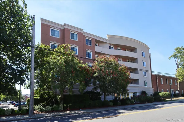 $3,500 | 242 Maple Avenue, Unit 407, Westbury, NY 11590