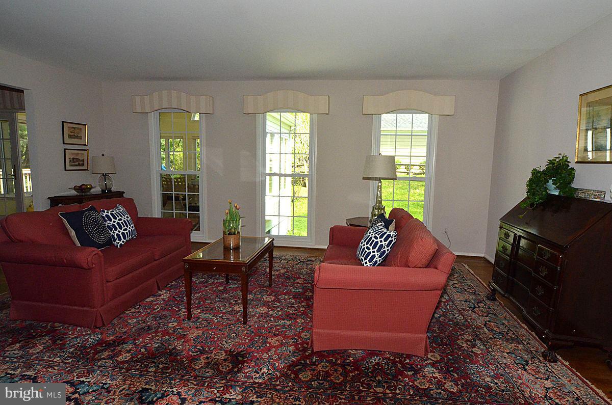 13900 Pond View Road Silver Spring, MD 20905 - Photo 9 of 26 Living Room