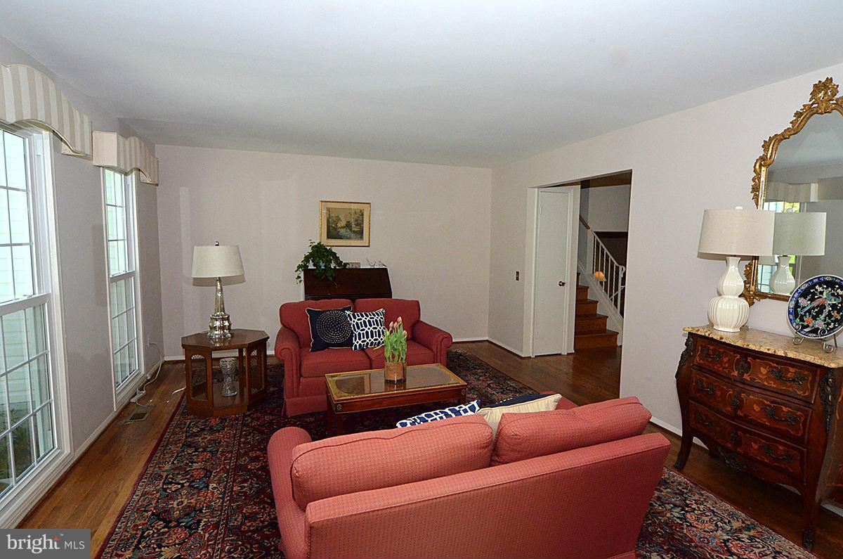13900 Pond View Road Silver Spring, MD 20905 - Photo 10 of 26 Living Room
