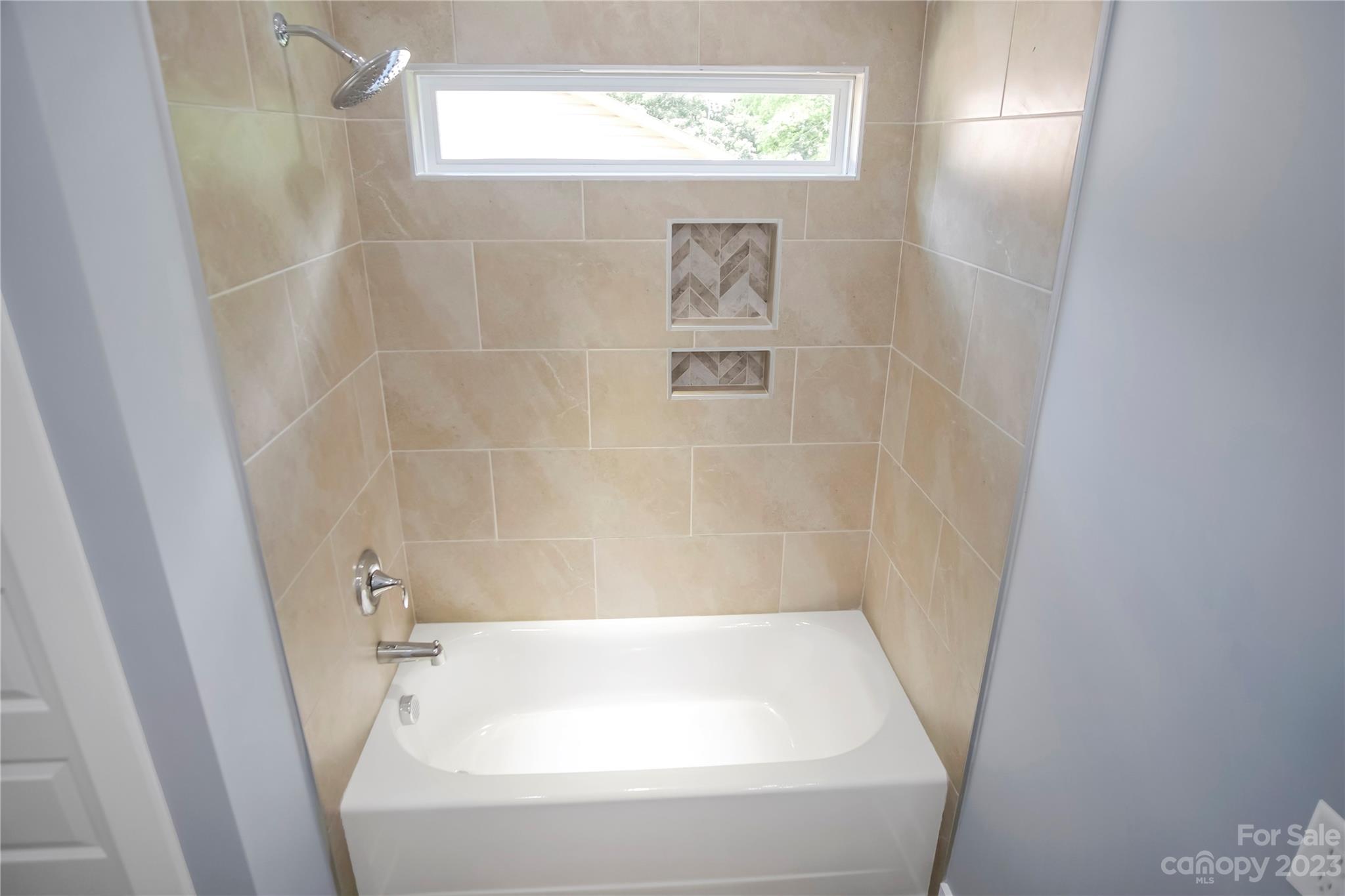 7550 Webbs Road Denver, NC 28037 - Photo 36 of 46 a bathroom with a bathtub