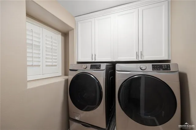 a close up view of a washer and dryer