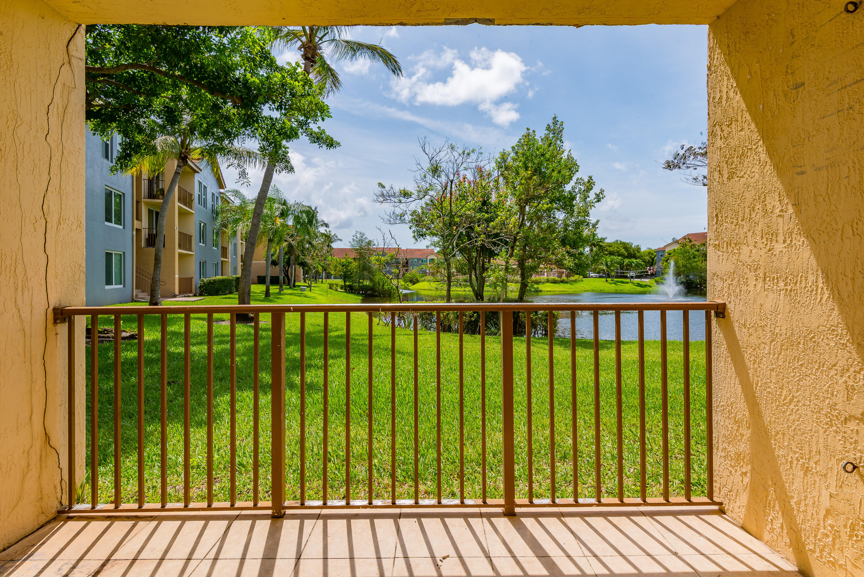 602 Villa Circle Boynton Beach, FL 33435 - Photo 20 of 27 a balcony with a garden