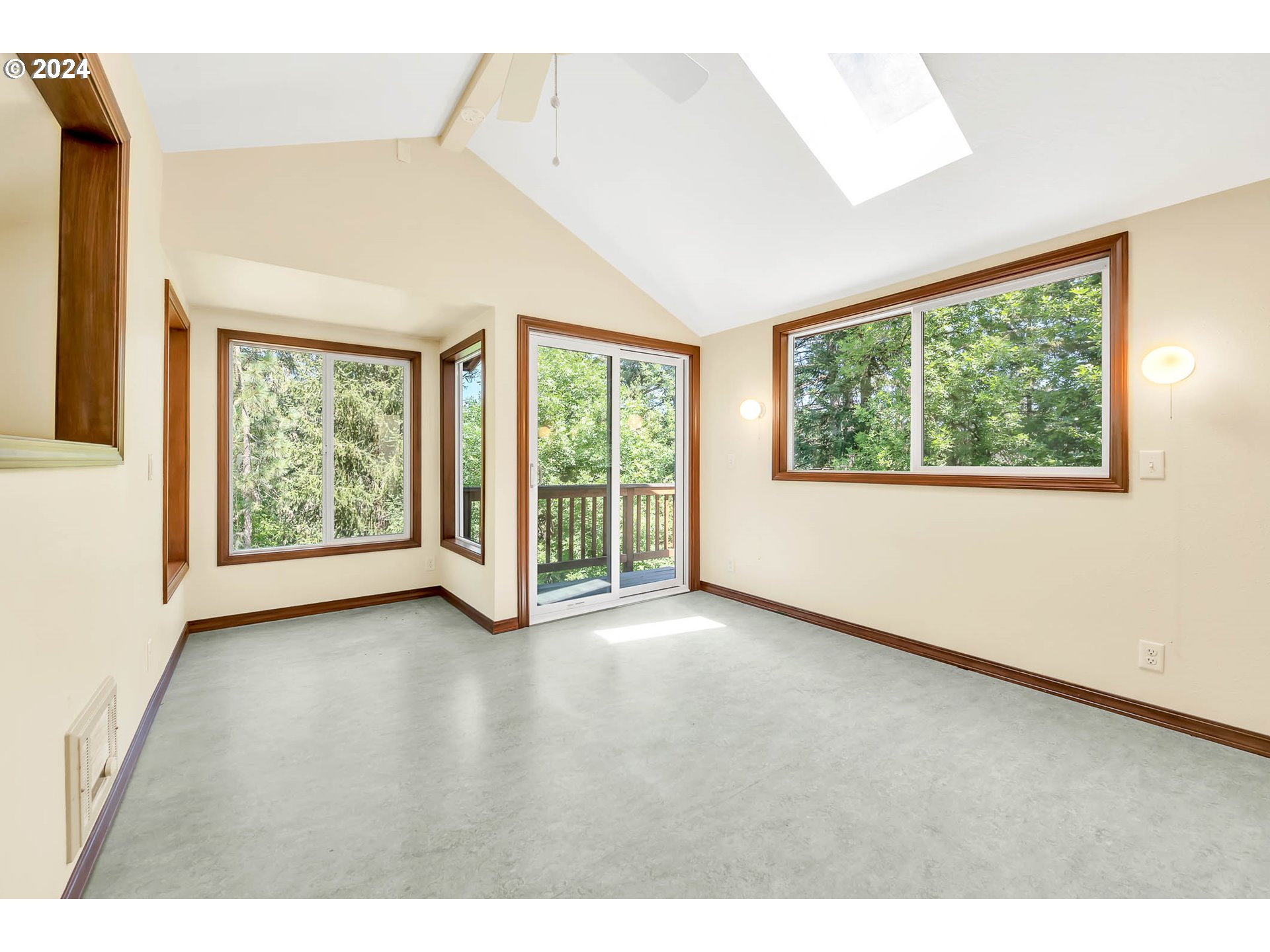 28750 Fox Hollow Road Eugene, OR 97405 - Photo 14 of 43 Gallery Image 14