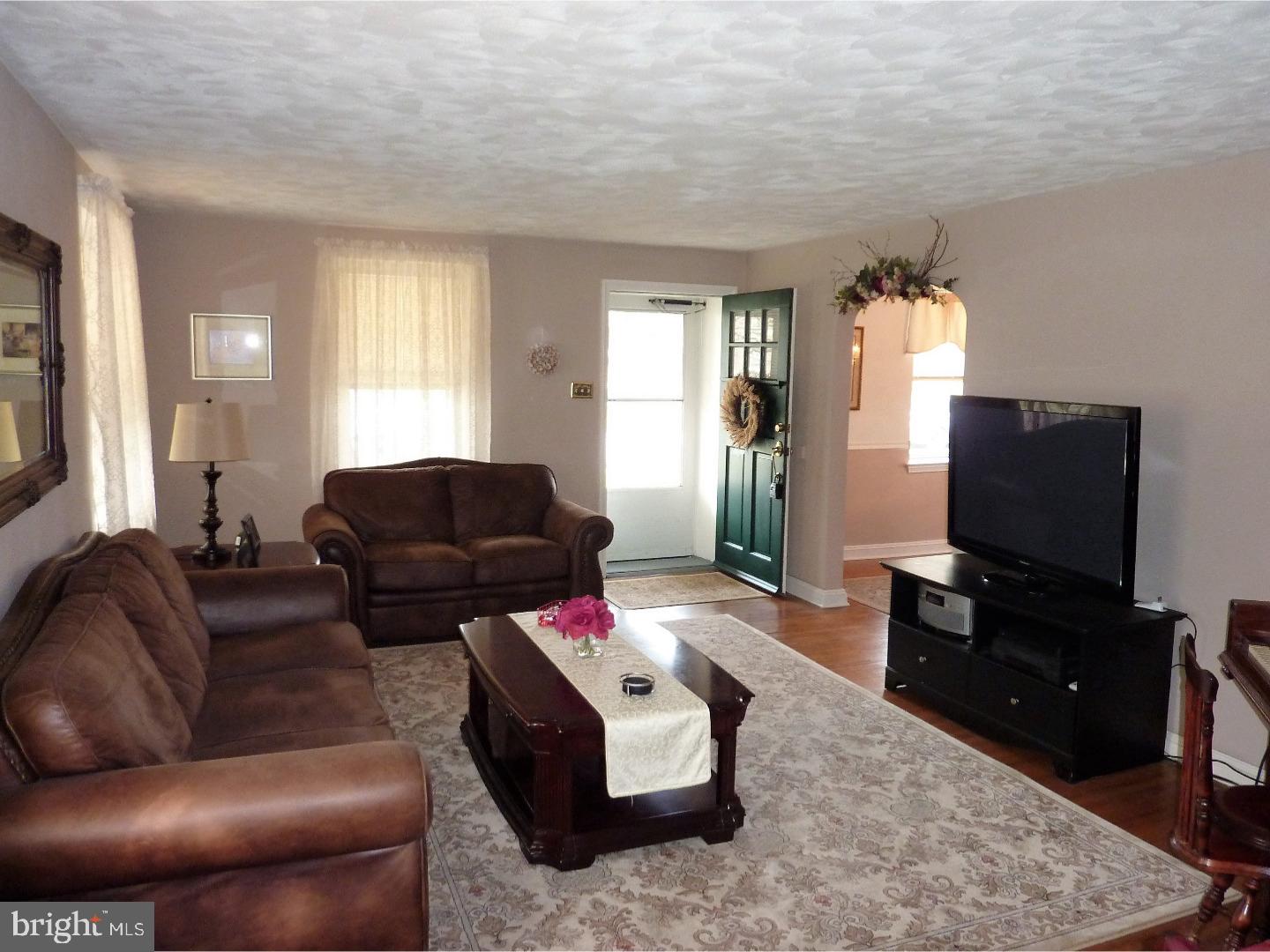 349 South Rolling Road Springfield, PA 19064 - Photo 6 of 20 Living Room