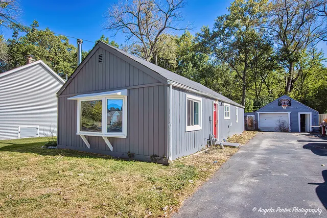 $180,000 | 3012 Oakwood Avenue, McHenry, IL 60051