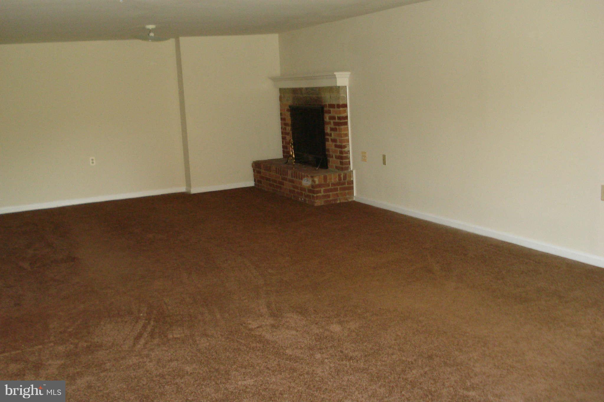 15725 Barnesville Road Boyds, MD 20841 - Photo 11 of 11 an empty room with windows