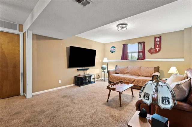 $300,000 | 617 Lodwick Lane, Excelsior Springs, MO 64024