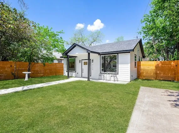 a view of a house with backyard and garden