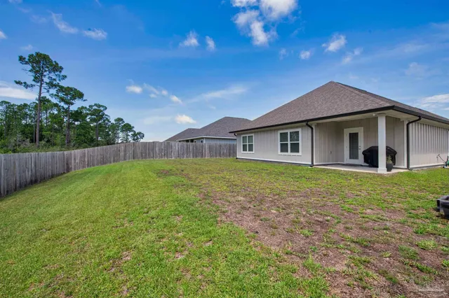 a view of a house with backyard and garden